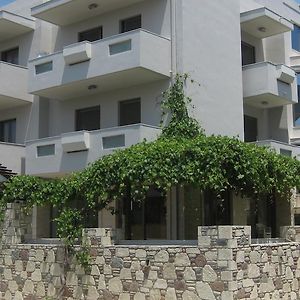 Captain Yiannis Studios & Apartments